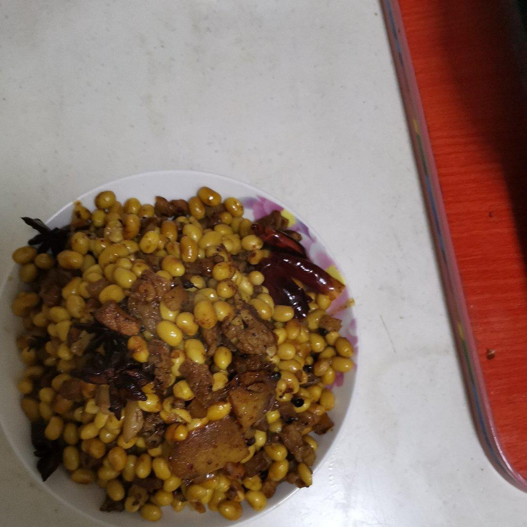 香辣猪皮炒黄豆（热菜）