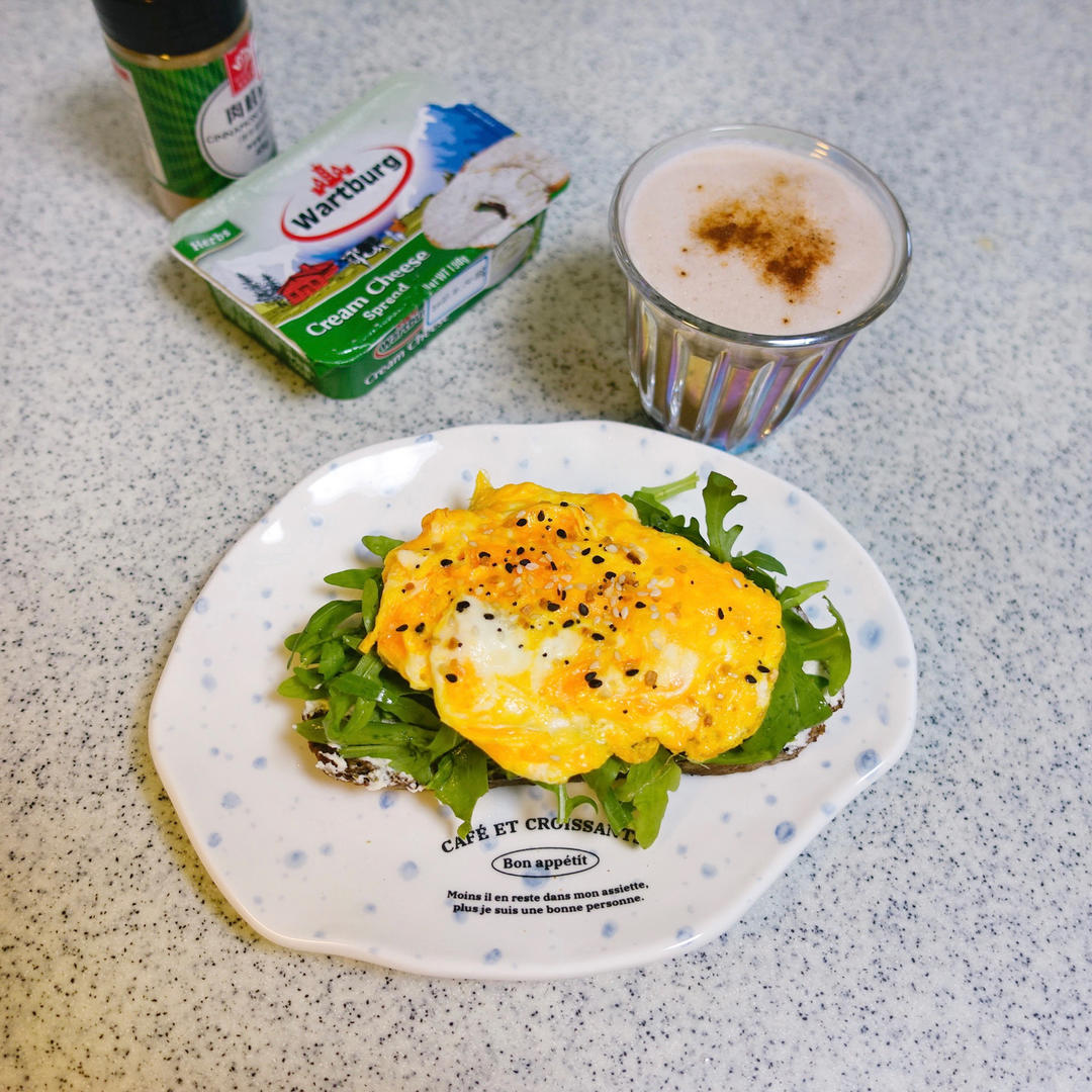 早餐：奶油芝士炒蛋贝果三明治370kcal