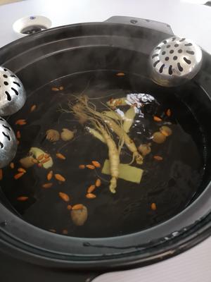 火锅式的鲜人参鸡汤的做法 步骤4