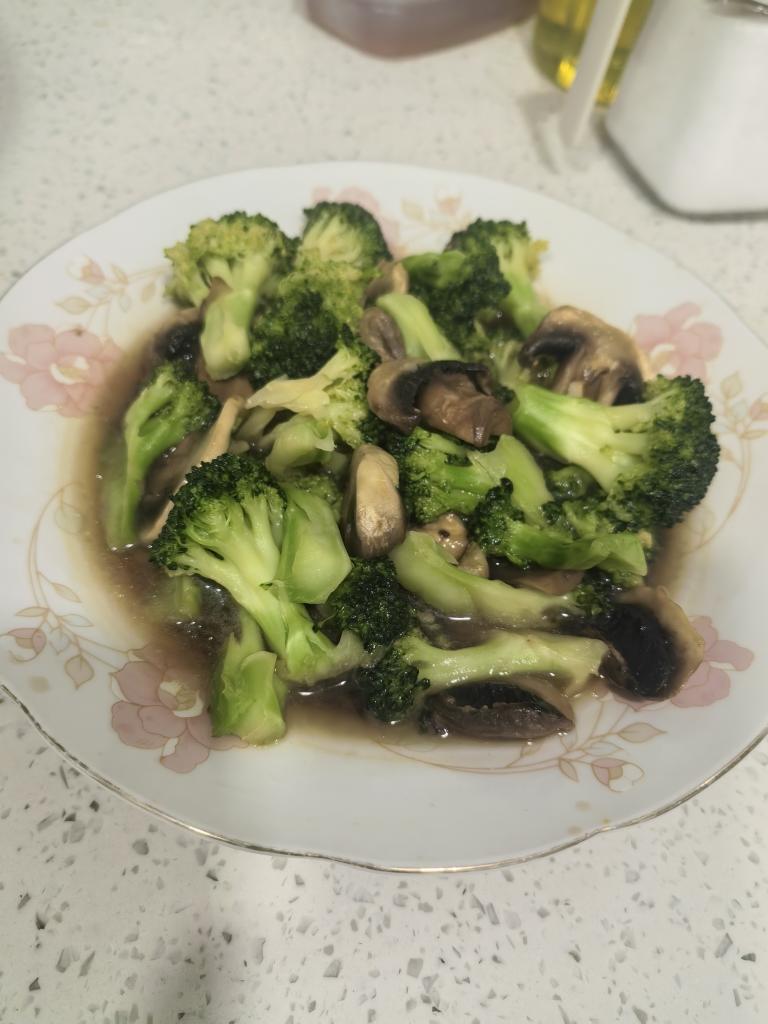 减脂餐～鲜美爽口的西蓝花炒口蘑