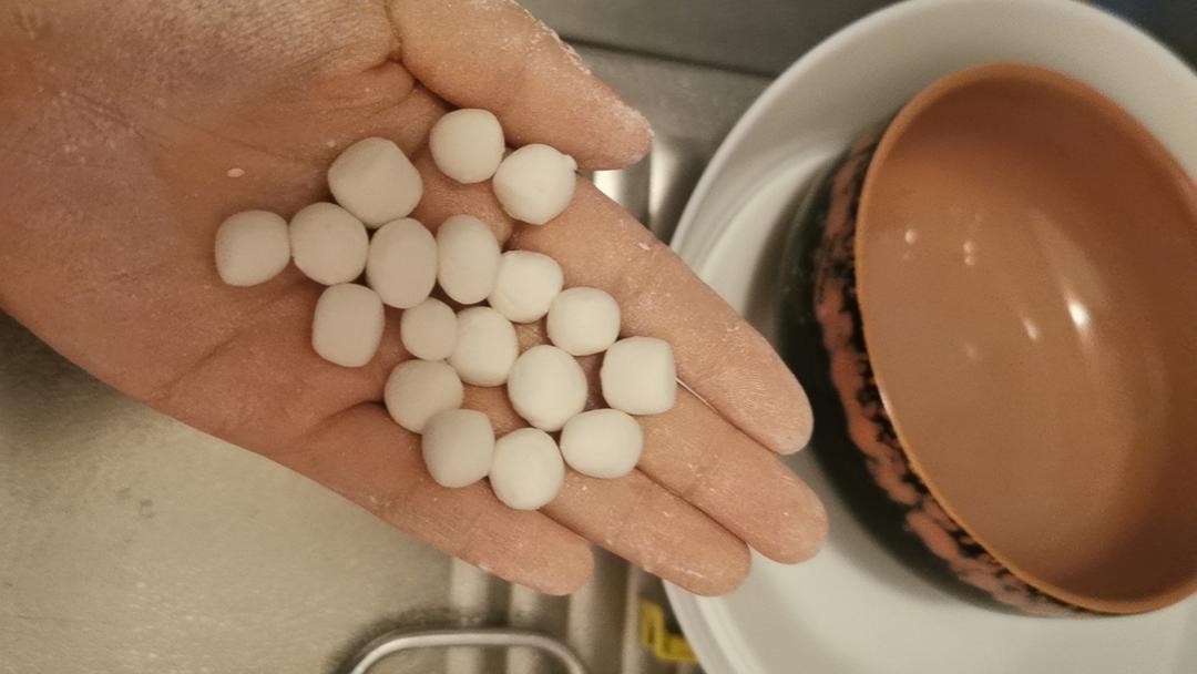 如何快速搓小汤圆且汤圆堆放在一起相互之间不粘连？