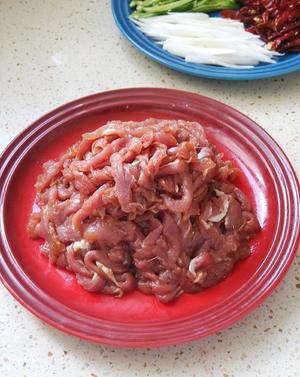 Le creuset酷彩-铸铁锅菜谱#干煸肉丝#的做法 步骤1