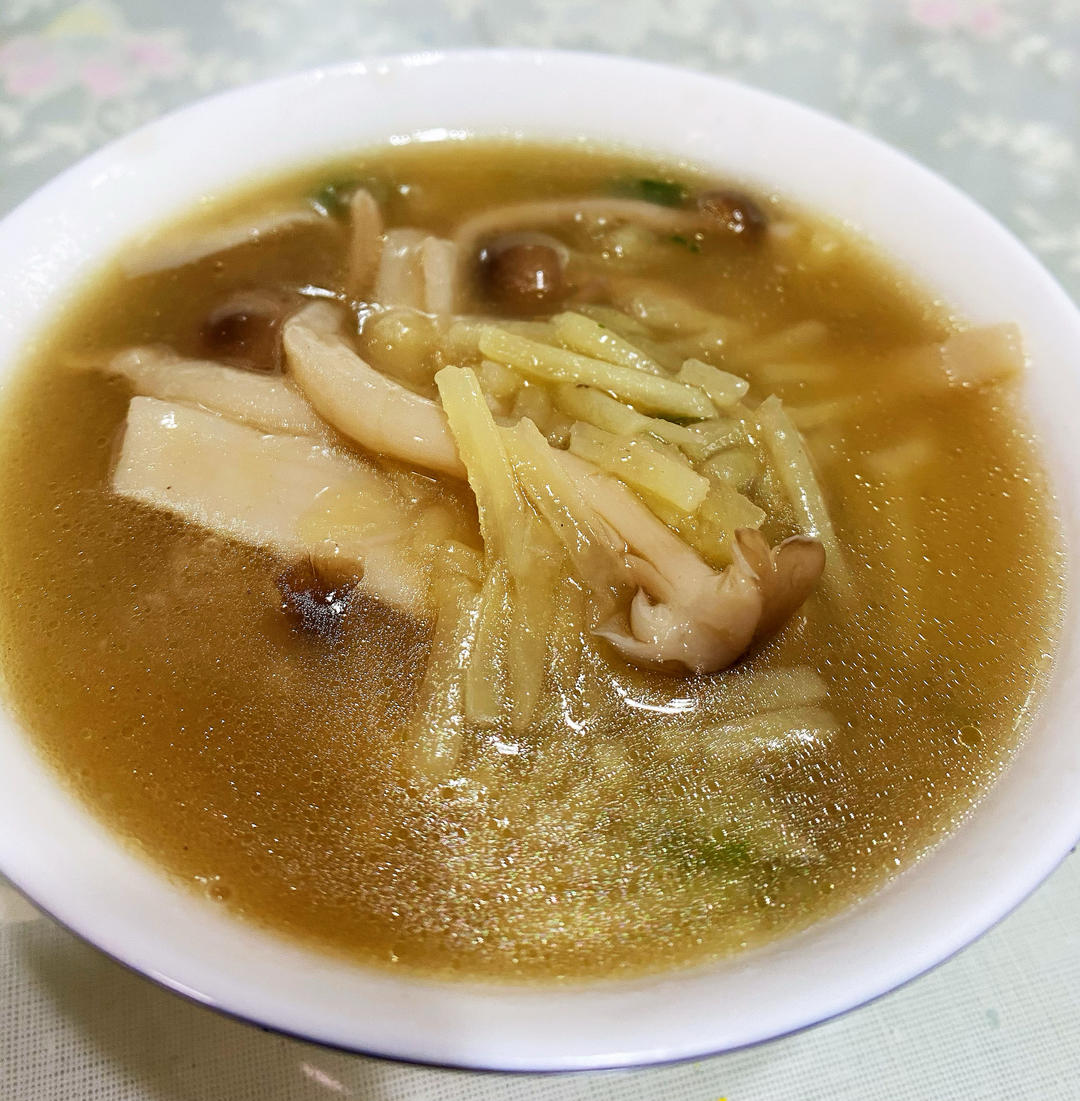 鲜掉眉毛口蘑汤
