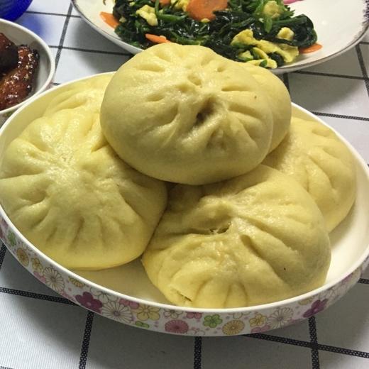 玉米面酸菜猪肉包