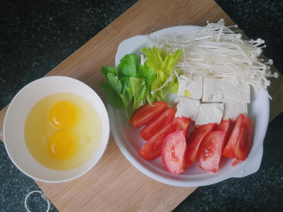 西红柿菌菇豆腐汤