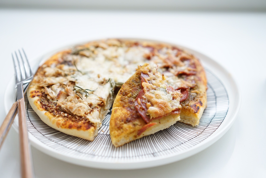 天然酵母双拼披萨(罗勒萨拉米肠&迷迭香金枪鱼)的做法