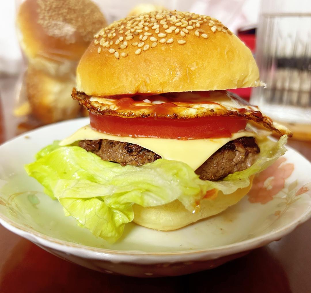 家庭自制多汁巨无霸牛肉汉堡的做法