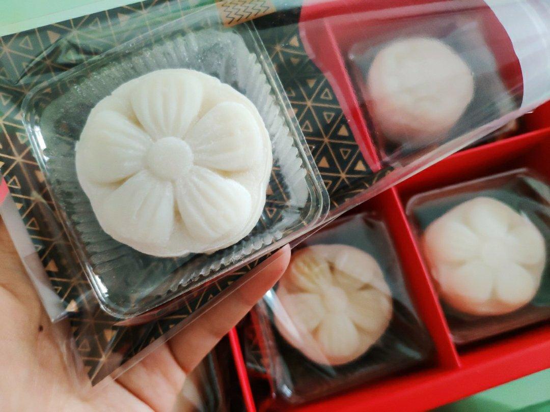 椰蓉冰皮月饼