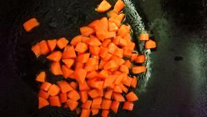 完全没有腥味鲜甜好吃的玉米胡萝卜虾仁的做法 步骤4