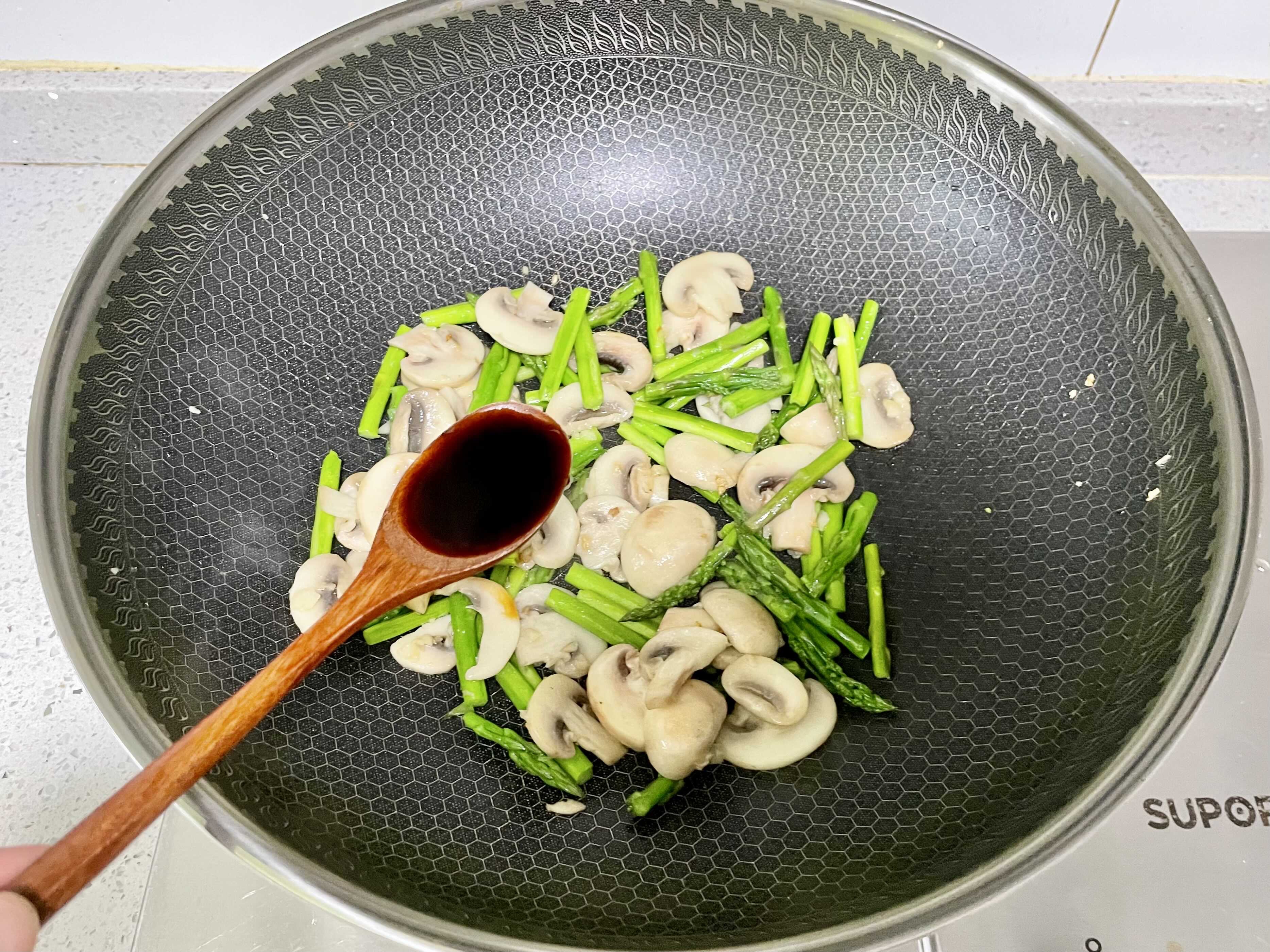 黑椒芦笋炒蘑菇，素菜也能好吃到飞起的做法 步骤7