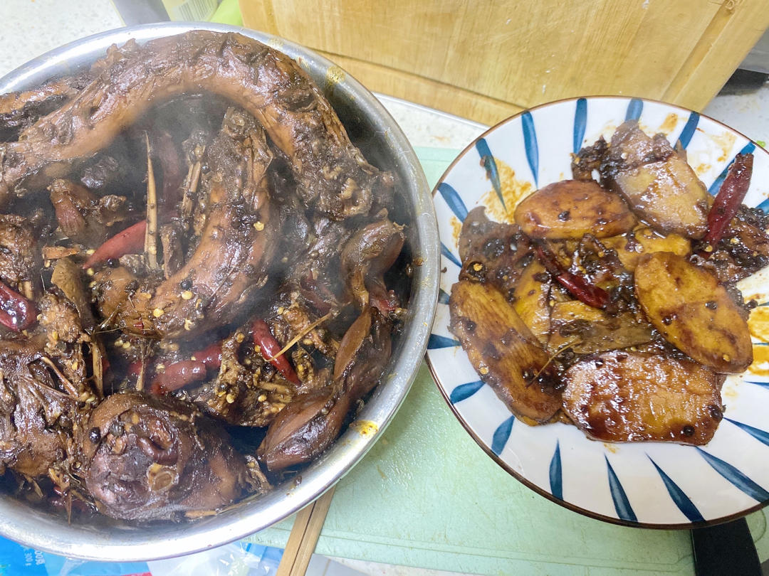 自制周黑鸭～完爆连锁店的麻辣鸭货和素菜～鸭肠鸭脖鸭锁骨藕片海带～