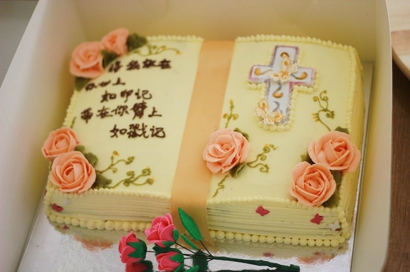 教会十字架蛋糕图片图片