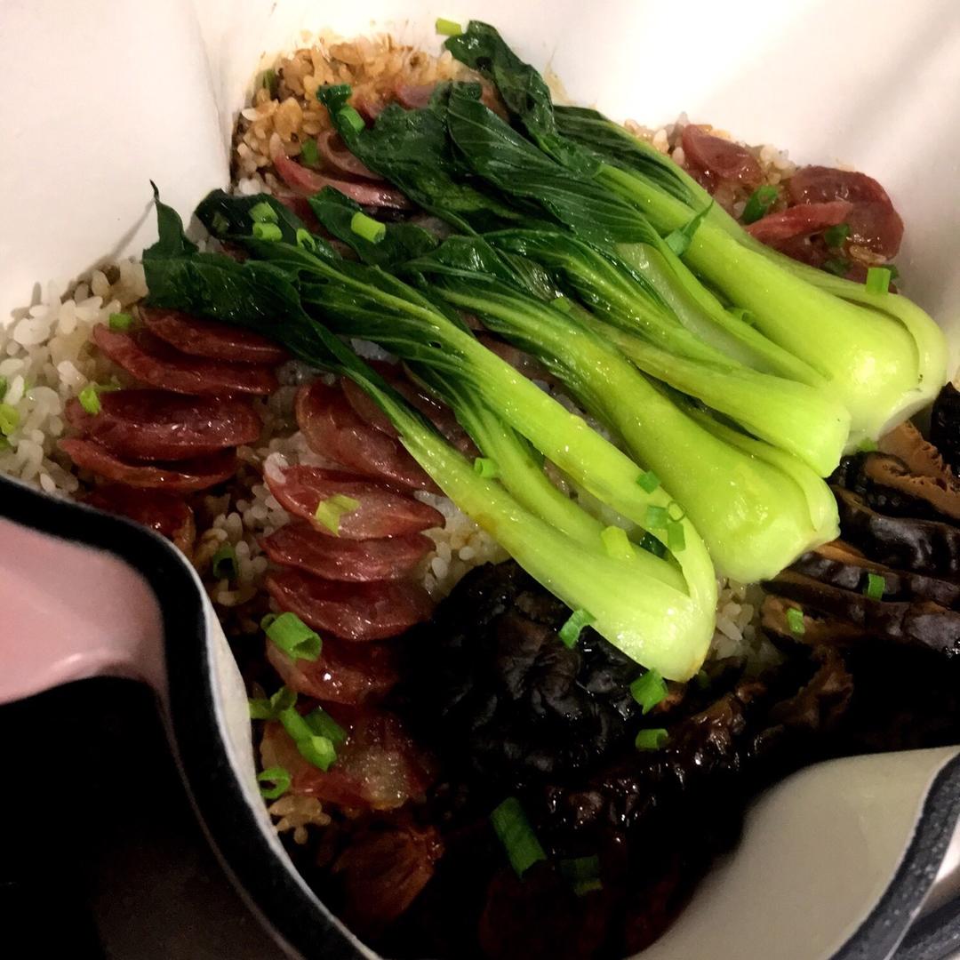 铸铁锅腊肠煲仔饭