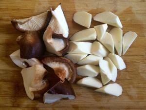 香菇山药排骨汤的做法 步骤4