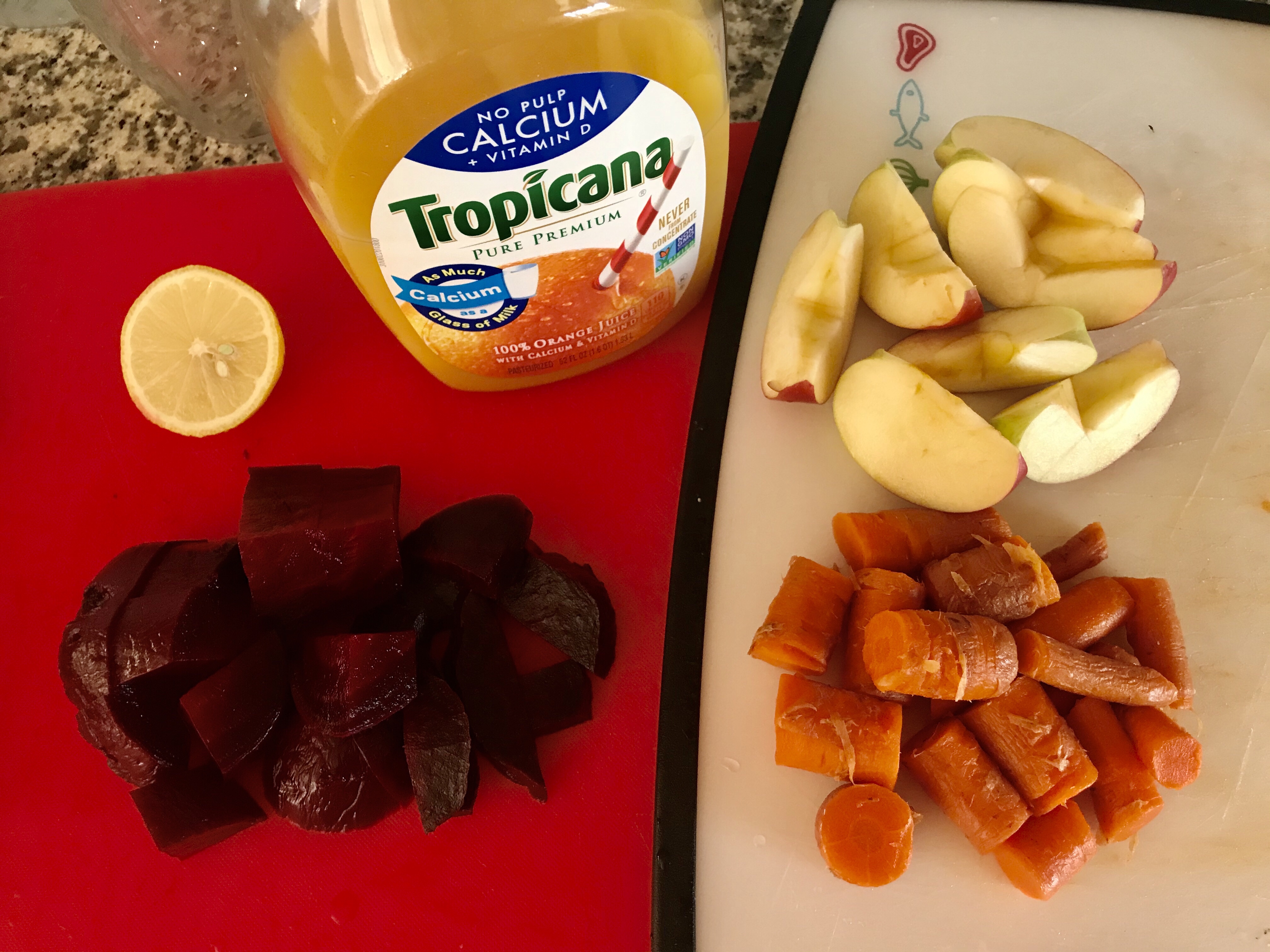 经典ABC果蔬汁 苹果甜菜根胡萝卜 搭配橙和姜 健康排毒清肠的做法 步骤2