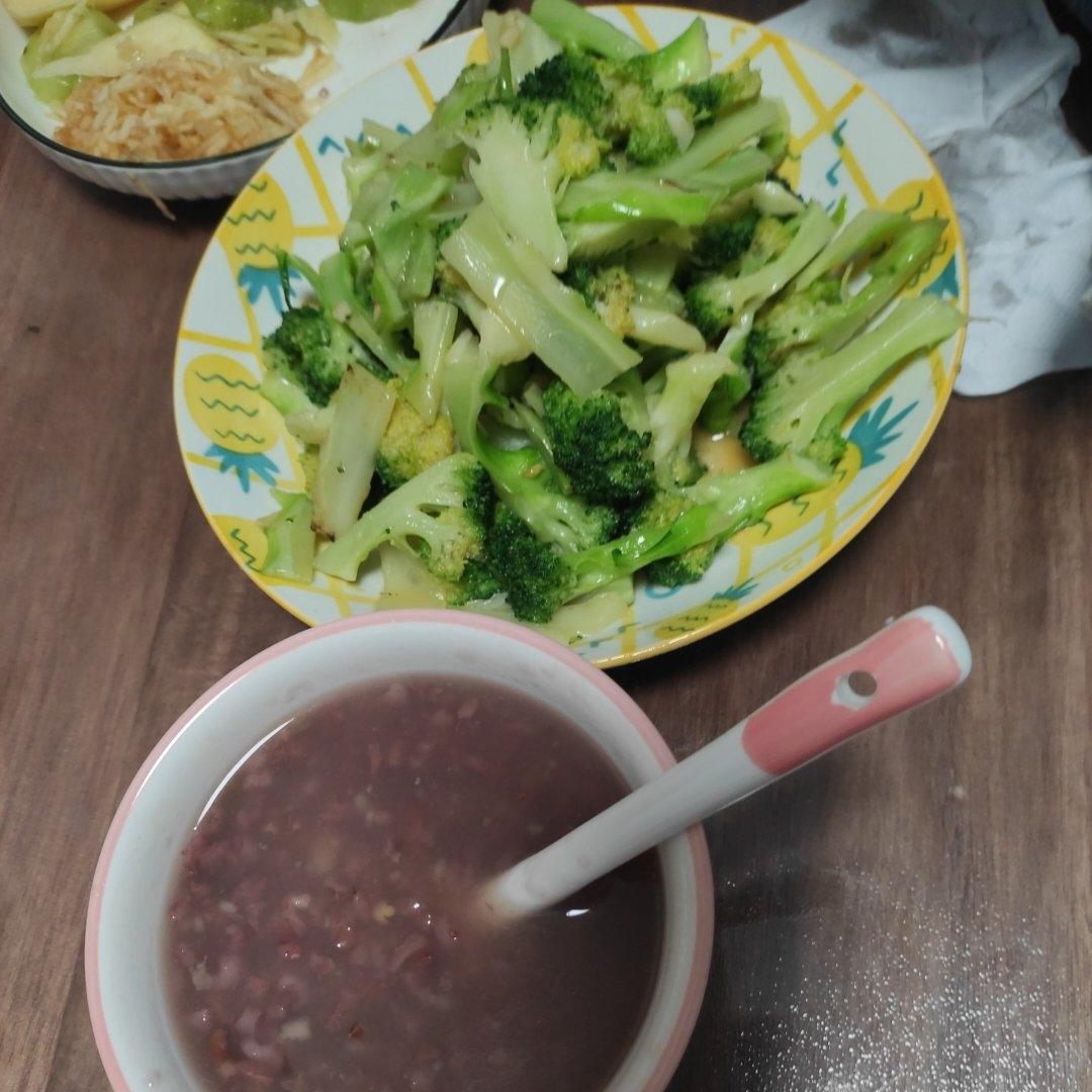 好吃到爆的耗油蒜蓉西兰花(从不修图，喜欢请关注)