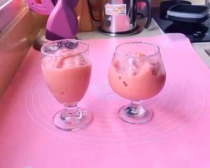 椰果粒草莓沙冰的做法 步骤3