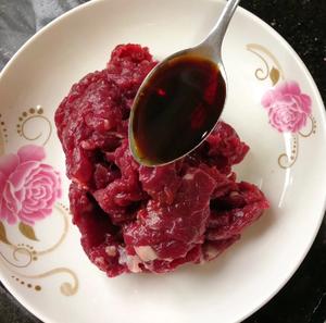 🔥嫩滑爽口的香菜炒牛肉🐂的做法 步骤1