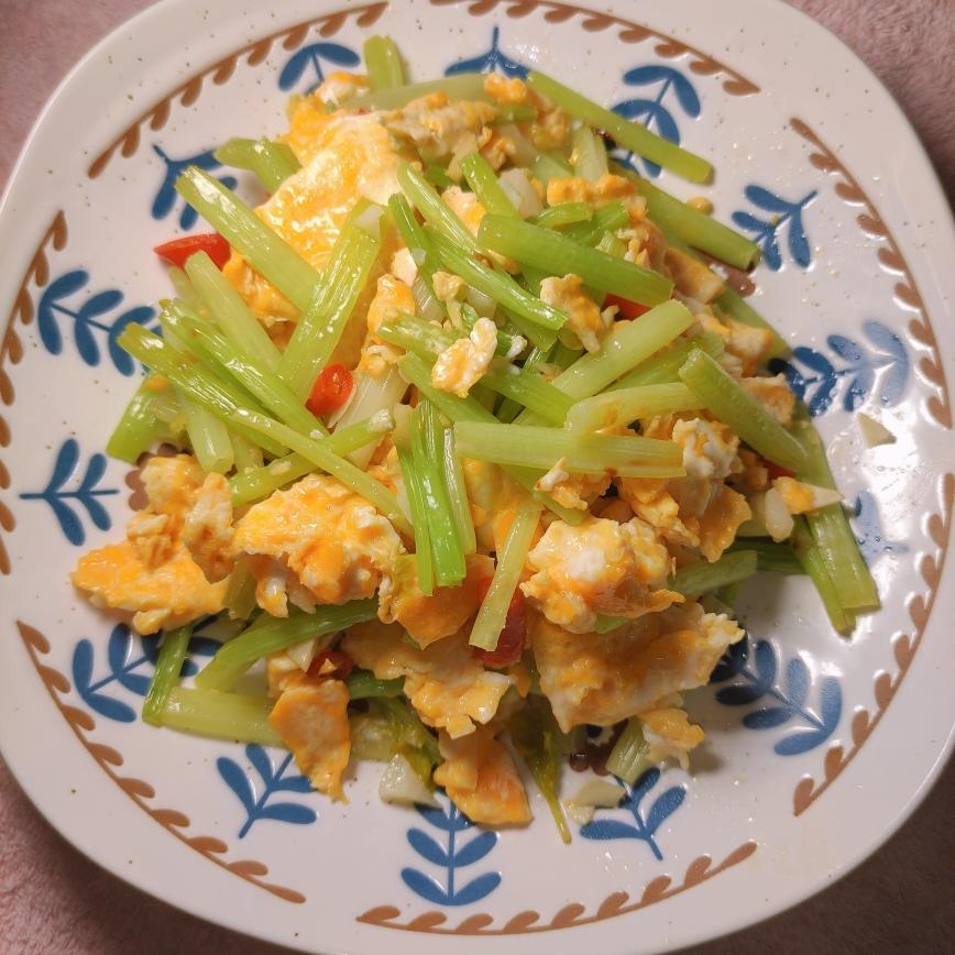 【芹菜炒鸡蛋的做法步骤图,芹菜炒鸡蛋怎么做好吃】飞来一只小粉潴_下