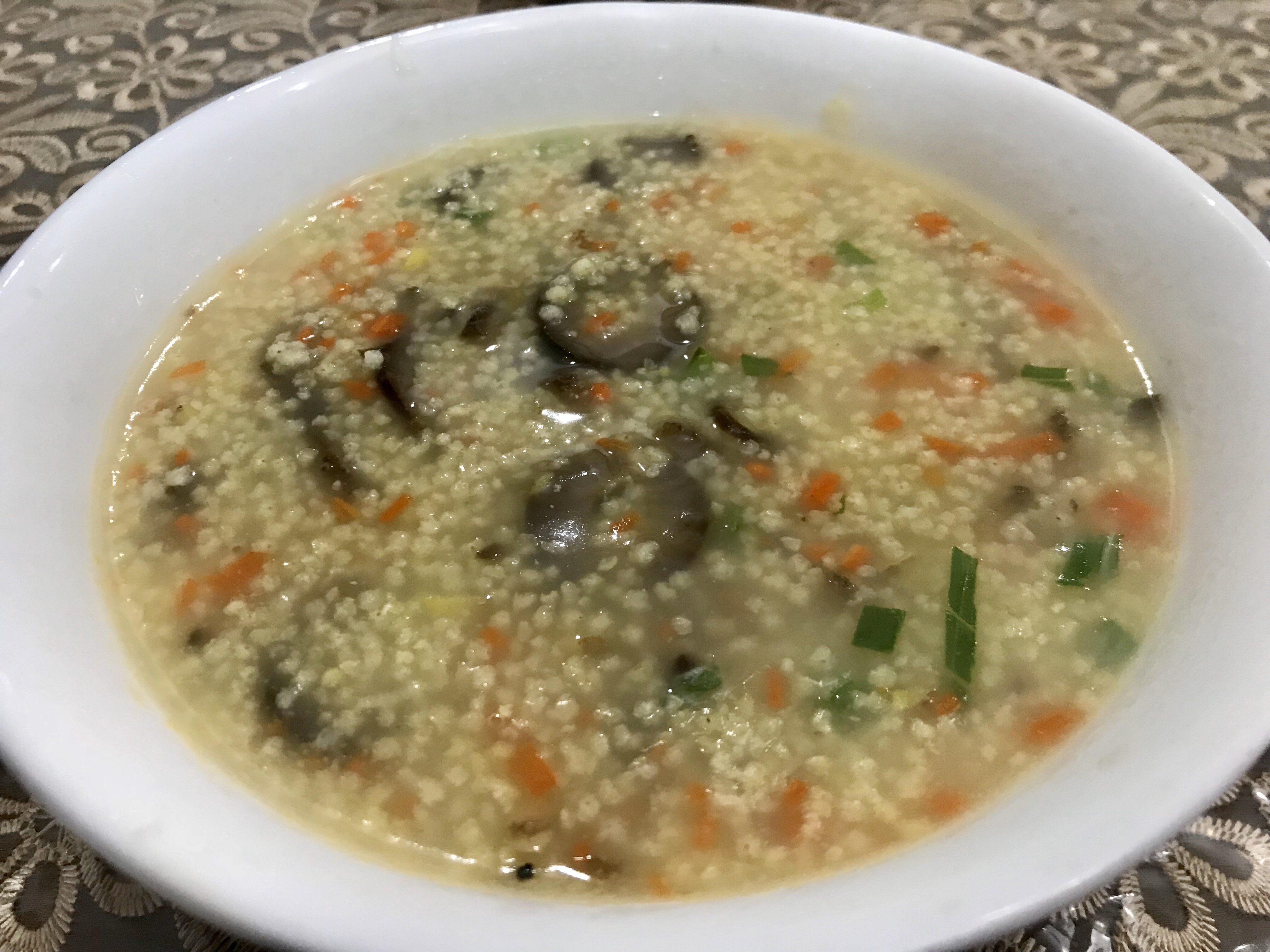 海参里脊肉杂蔬小米粥的做法