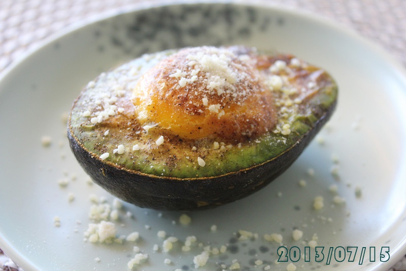 烤牛油果鸡蛋煎培根配土司