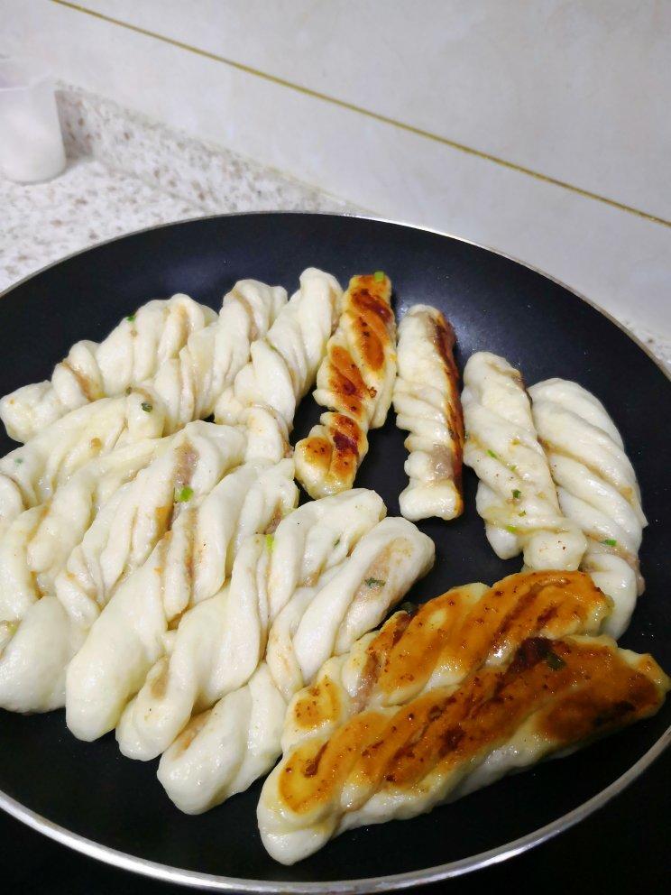 生煎葱油卷子（我觉的就是生煎包和葱油花卷的完美融合！）