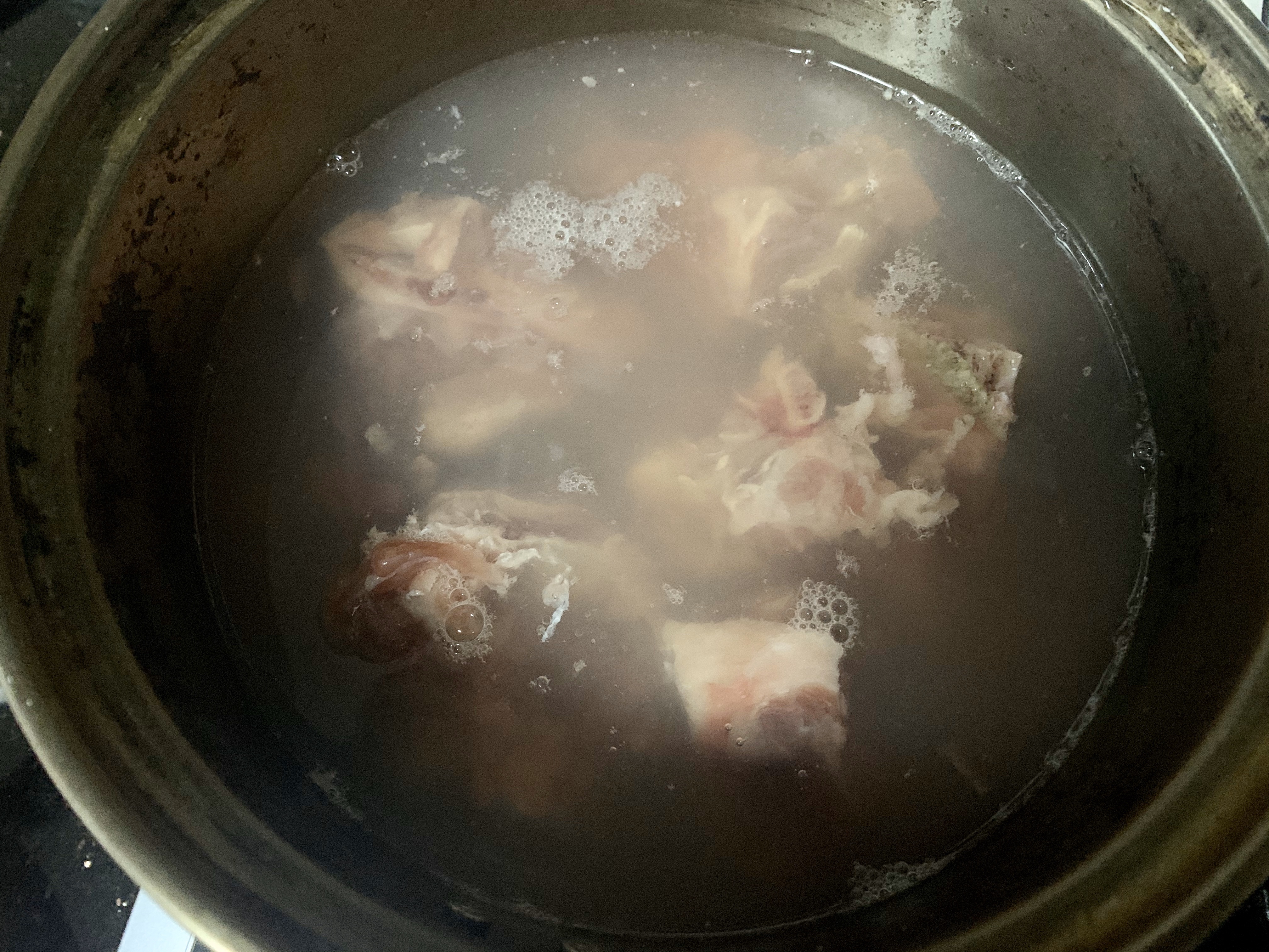 红菇排骨汤的做法 步骤3