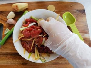 在家也能炒出鲜嫩营养的～西兰花炒牛肉的做法 步骤7