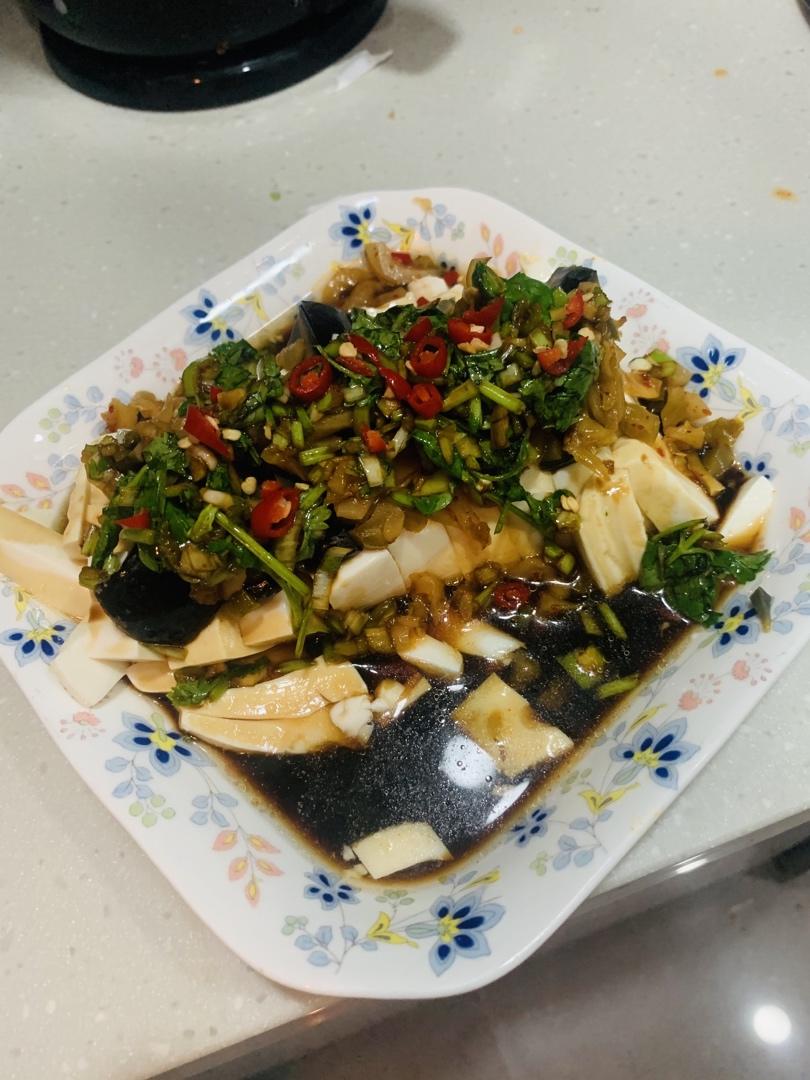 用勺子吃的浇汁内酯豆腐