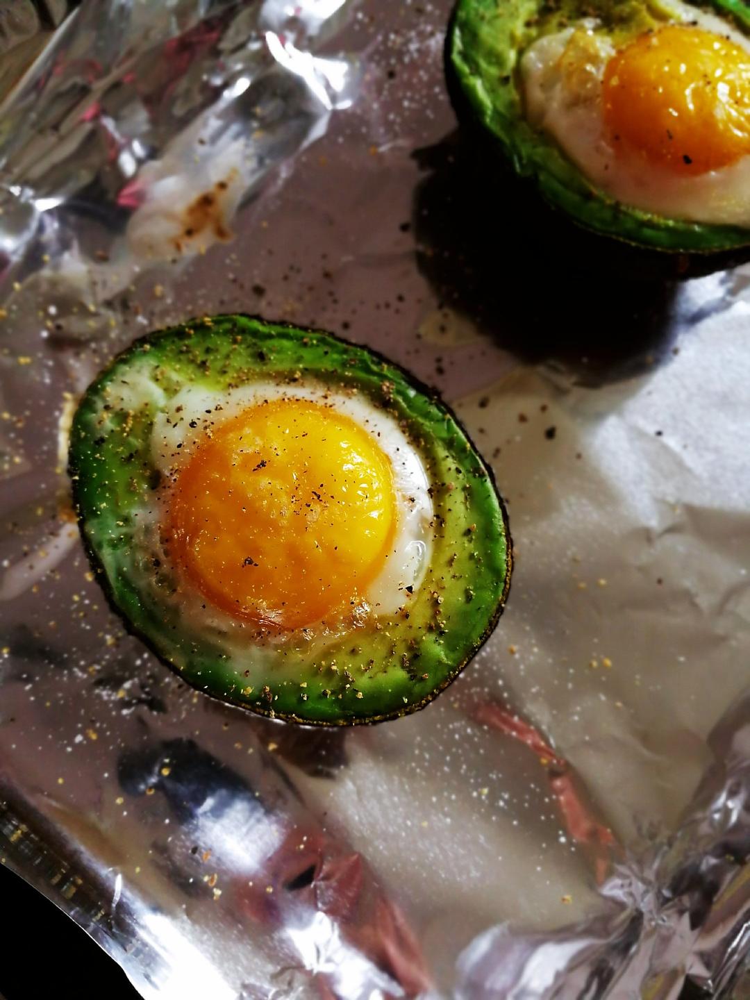 牛油果烤鸡蛋