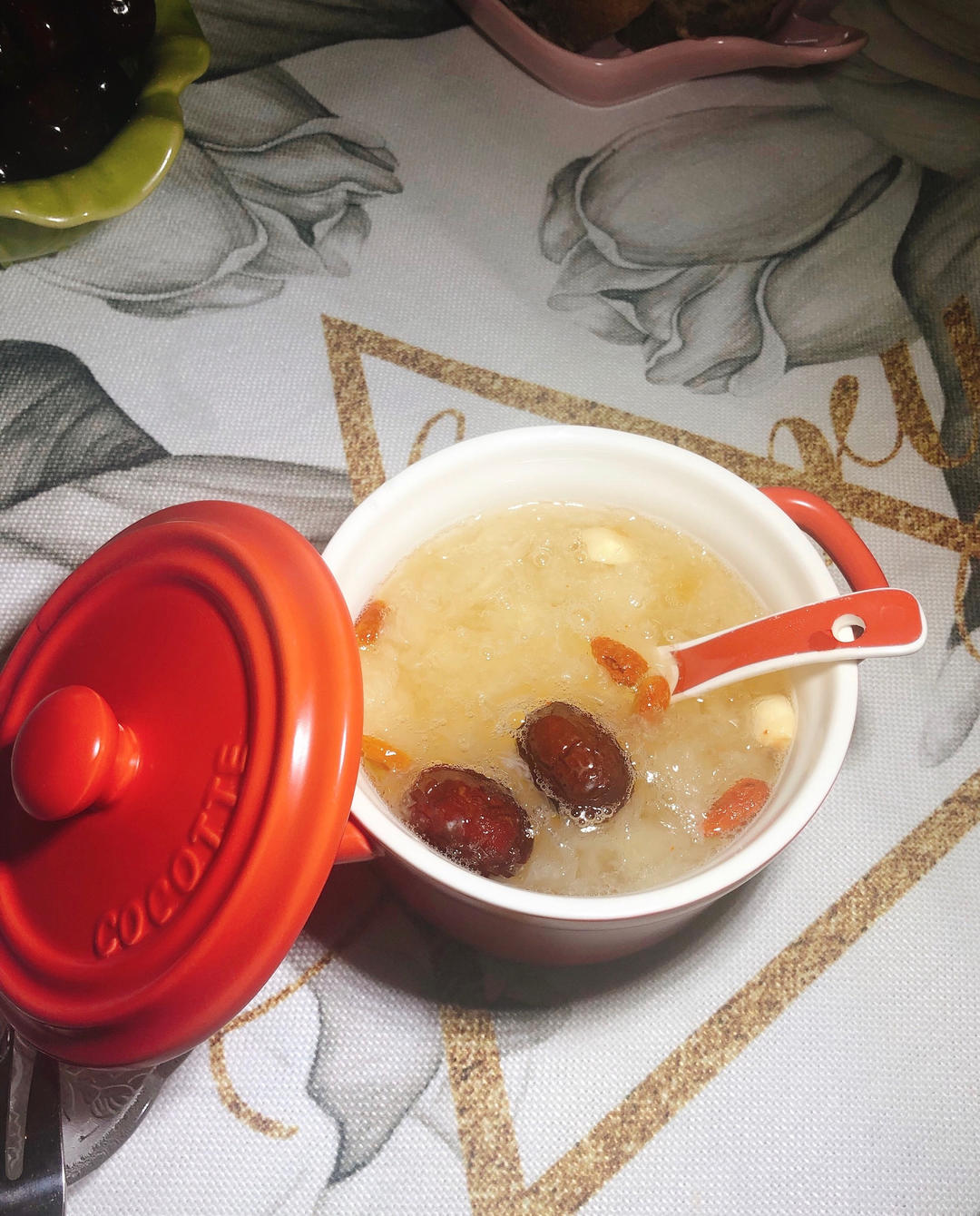 银耳桃胶莲子羹｜养颜平民版燕窝