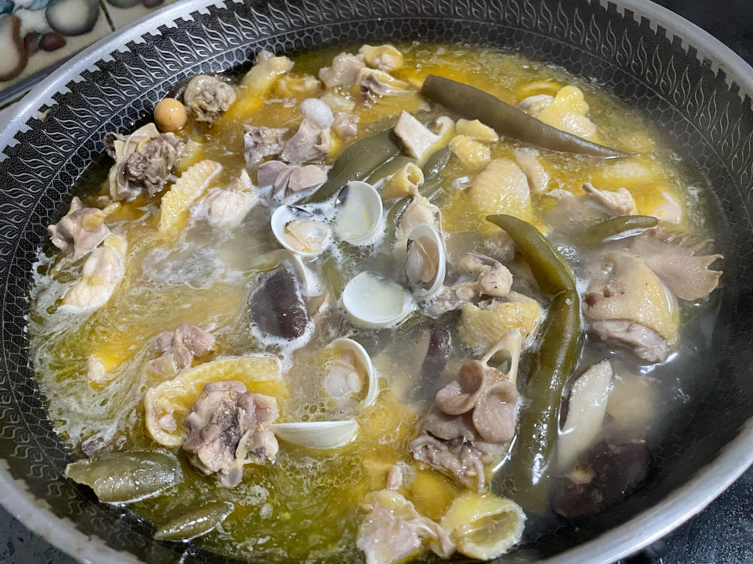 暖胃之选：剥皮辣椒蛤蜊鸡汤