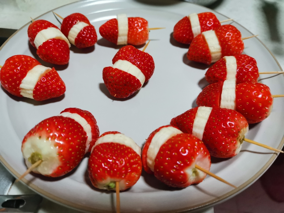 阔爱的草莓香蕉冰糖葫芦🍡的做法 步骤3