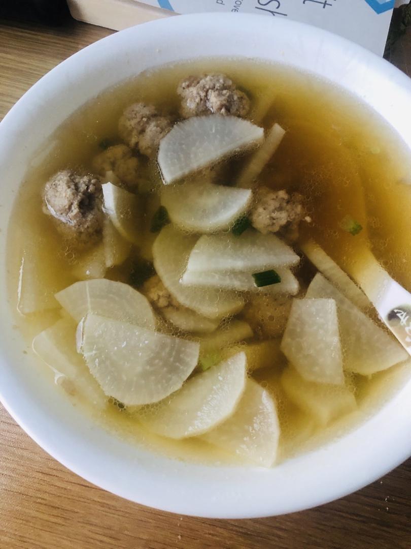 威武大厨做的萝卜肉汤