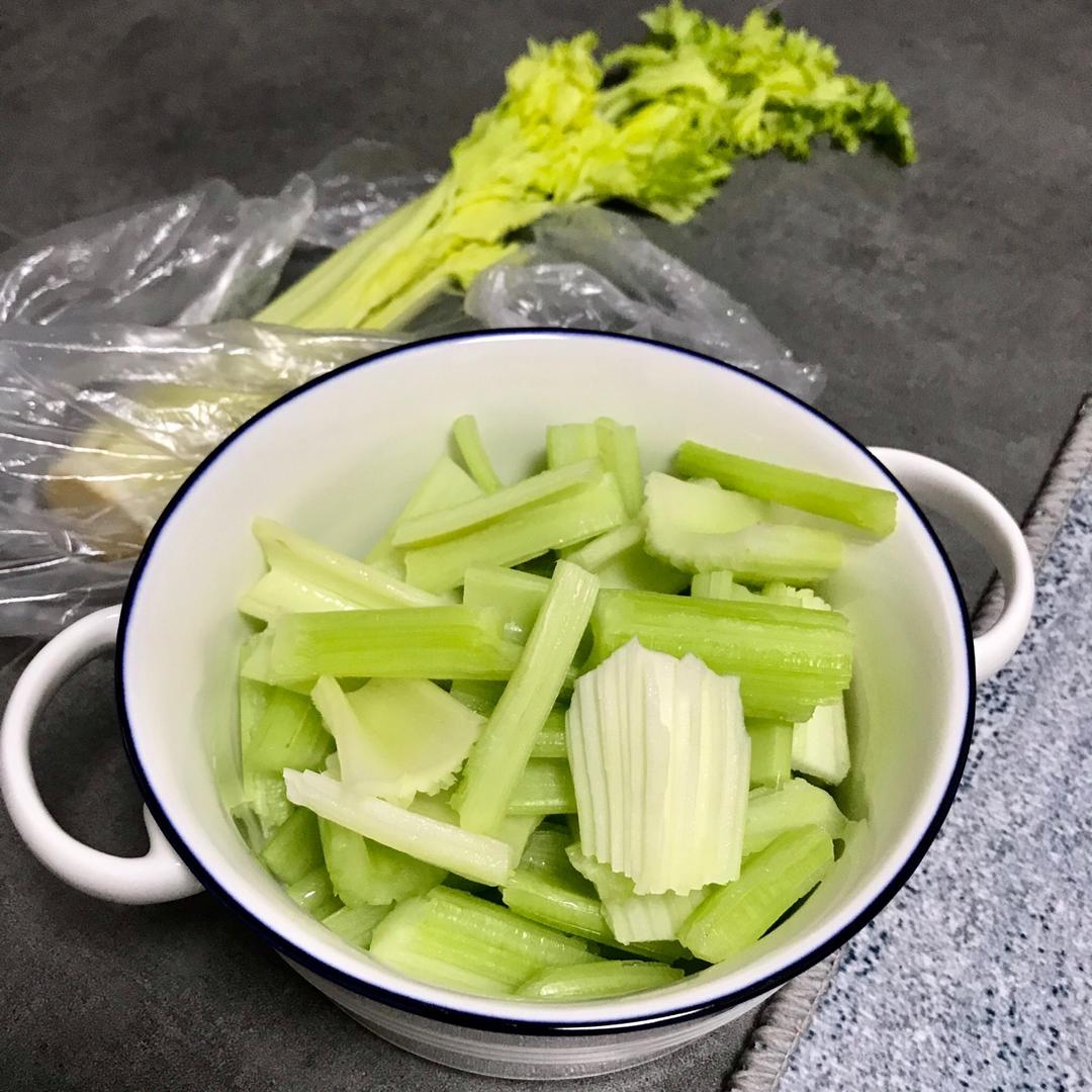 西芹胡萝卜炒黑木耳-清淡健康小炒