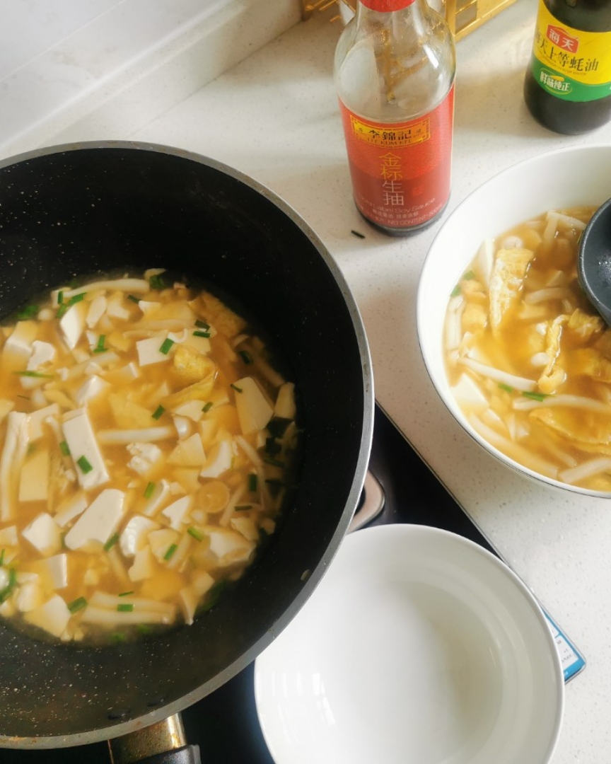 亲子懒人套餐，鸡蛋卷蟹菇豆腐汤（面）的做法 步骤6
