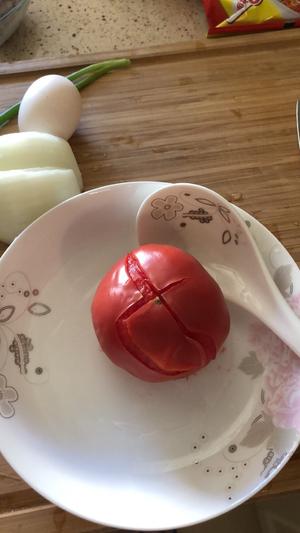 网红番茄肥牛蛋面的做法 步骤3