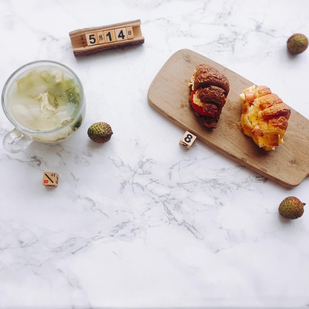 香肠&美式炒蛋可颂三明治