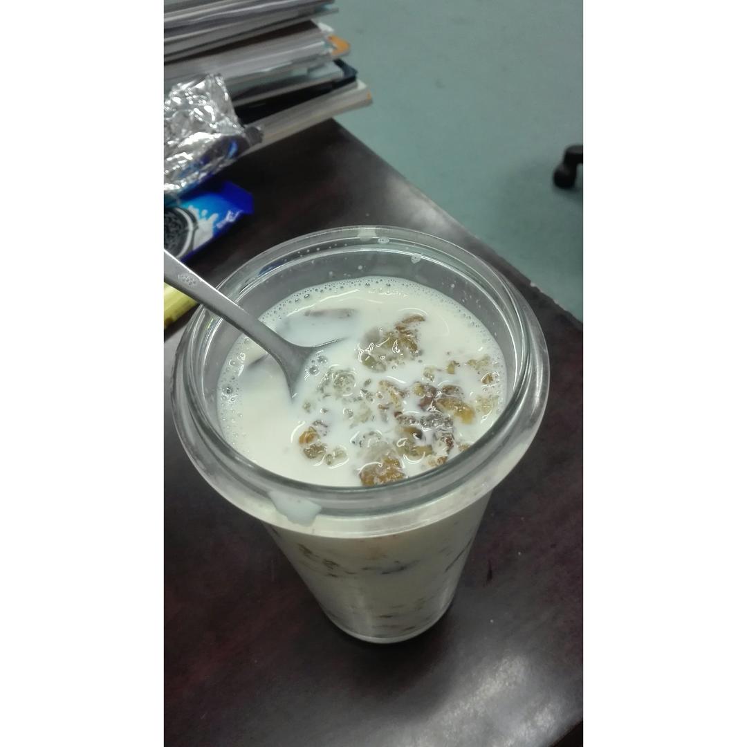 桃胶炖牛奶
