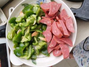 青椒炒猪头肉+火腿的做法 步骤1