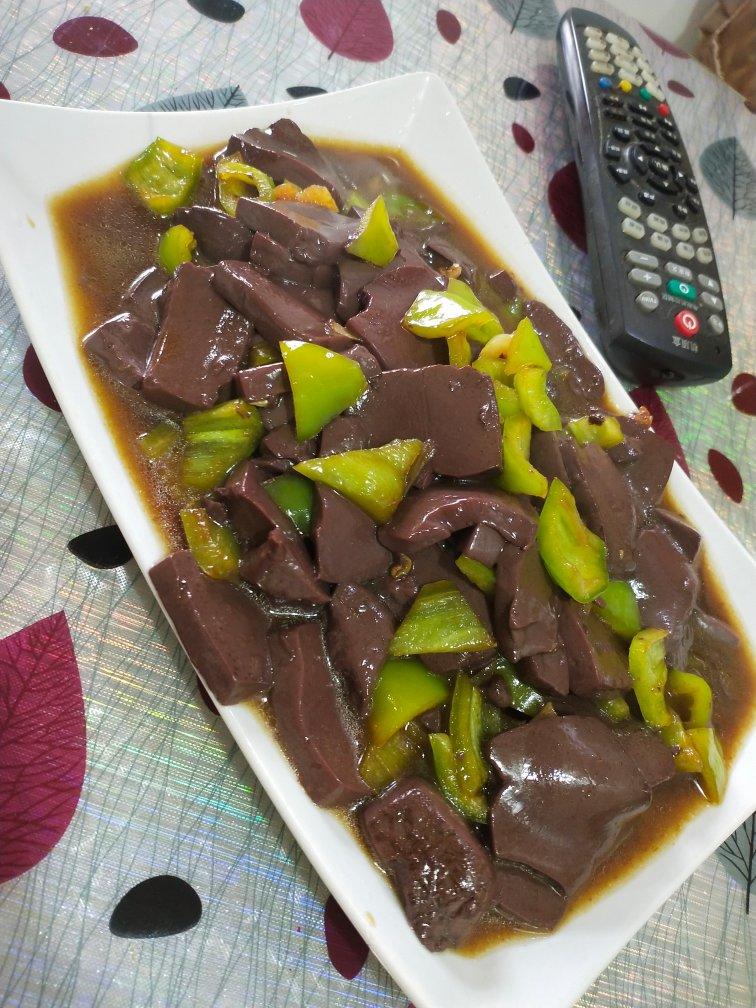 〈辣椒炒羊血〉，好鲜嫩。欣小厨 😉