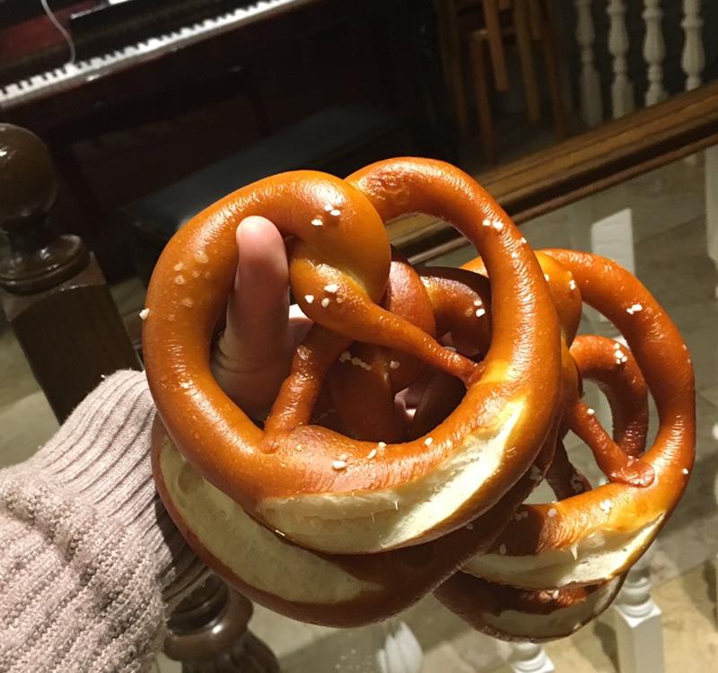 若水殷洛做的德国碱水面包~普雷节,扭结面包