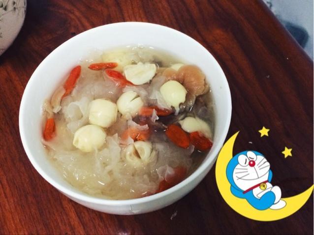 懒人版电饭煲银耳莲子羹