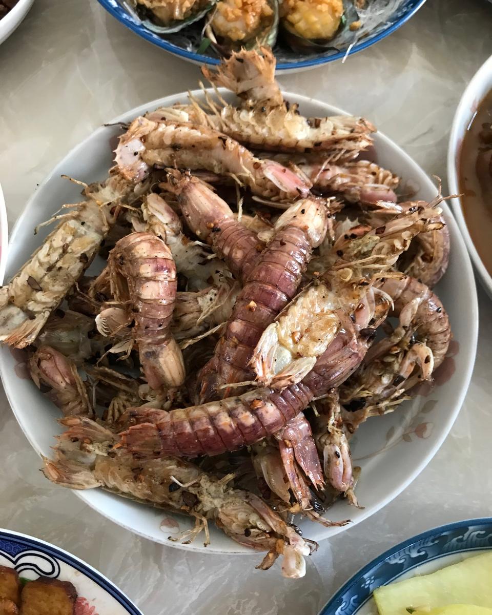 无油炸版的椒盐皮皮虾和巧拨虾壳的方法