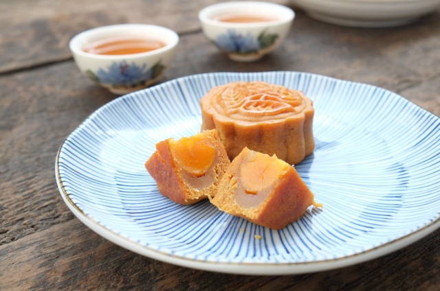 一口广月之小小蛋黄莲蓉月饼
