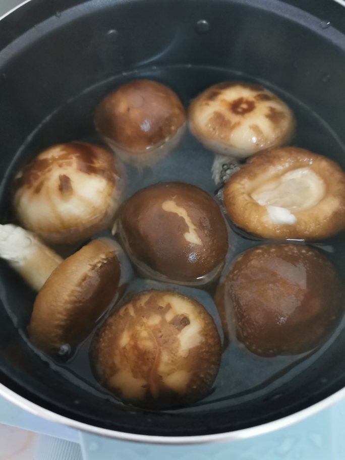 春天的香菇土豆肉片的做法 步骤2