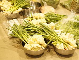 花椰菜泥佐香脆培根及菜丝，三文鱼籽的做法 步骤1