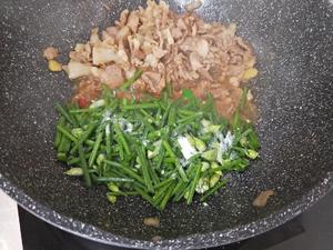 营养丰富又下饭的韭菜苔炒肉的做法 步骤6