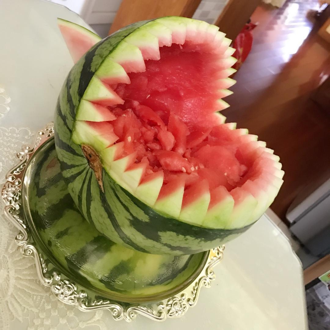 超级酷炫的鲨鱼西瓜雕