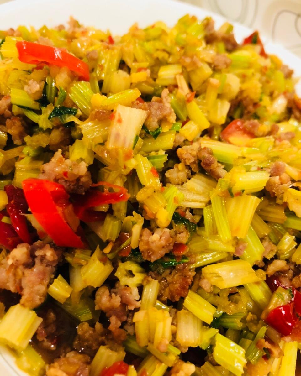 厨师长教你：“芹菜炒肉末”的家常做法，味道很赞，非常下饭
